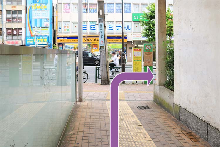 地上に出たら右に曲がります