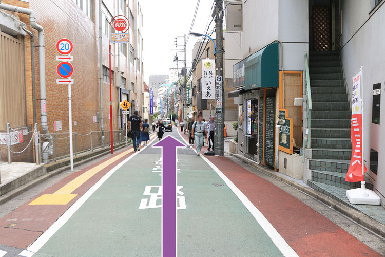 しばらく直進します