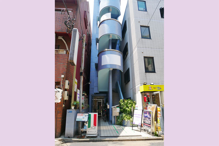 左手のビルの3階です